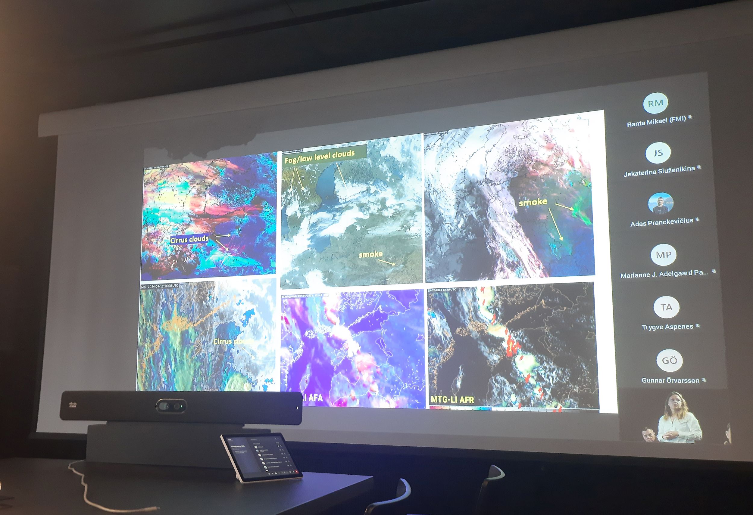 suur ekraan veebikoosolekuga, peal ettekanne satelliidipiltidega