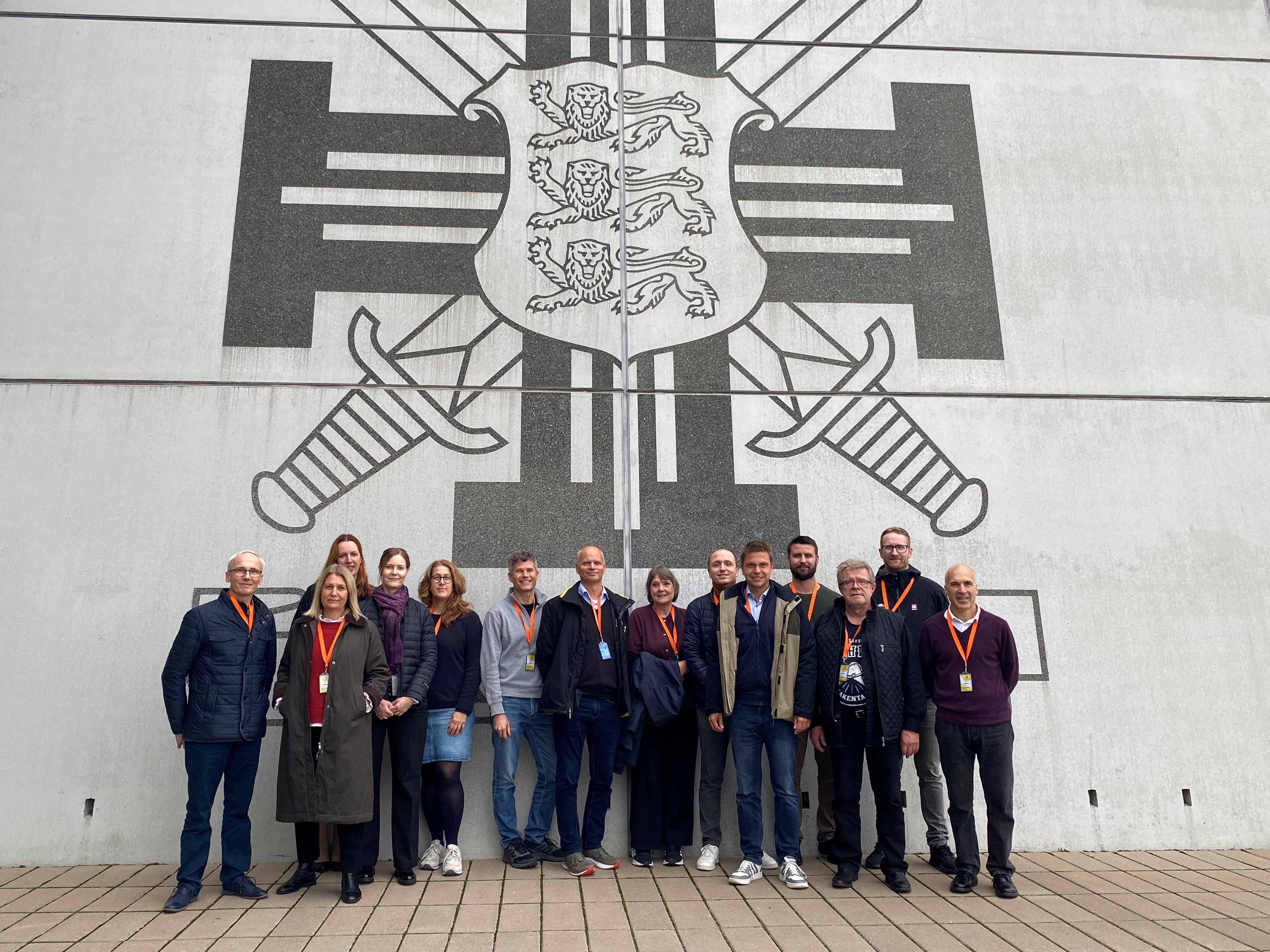 grupiplt - inimesed seina taustal poseerimas