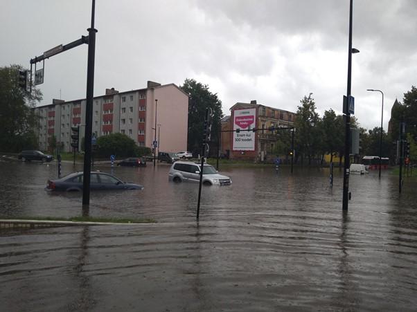 üleujuts, majad, autod vees