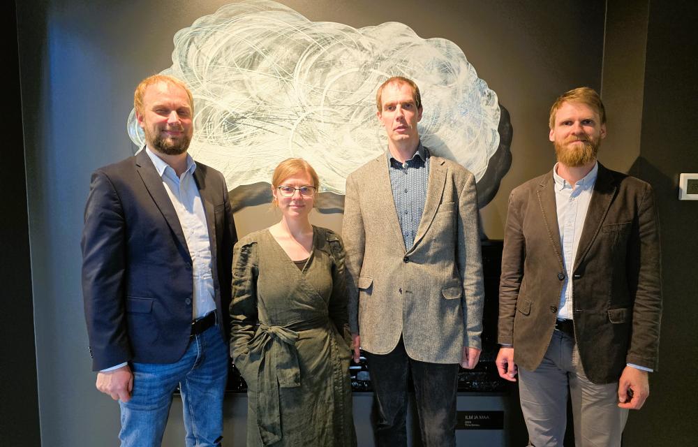 inimesed pilvekaunistuse taustal
