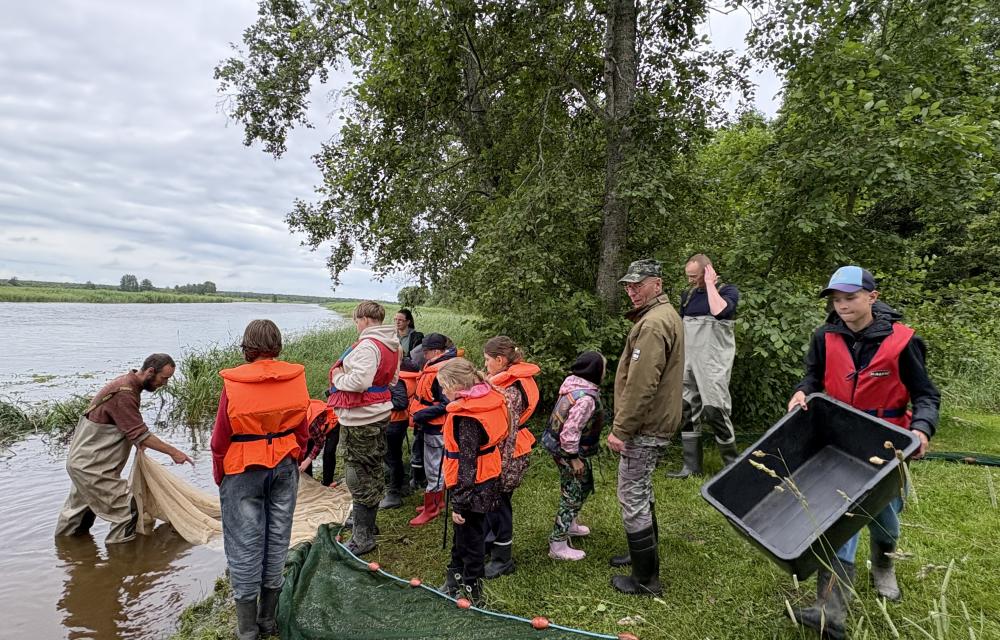 lapsed kala võrkudega püüdmas